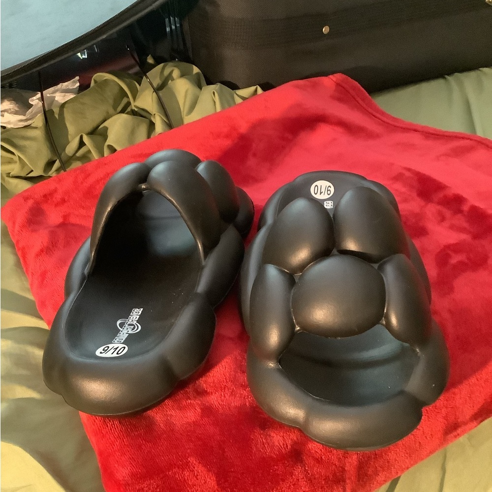 Black bubble Comfort Trendz2 - size 9/10.  Seems to be running 1 size smaller.